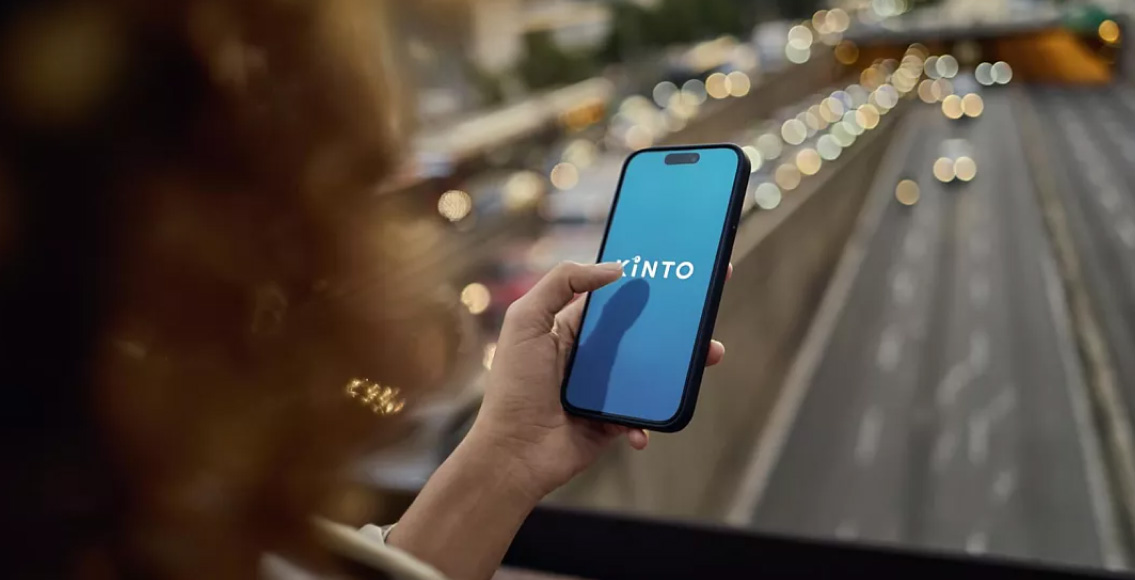 A person using KINTO SHARE mobile app